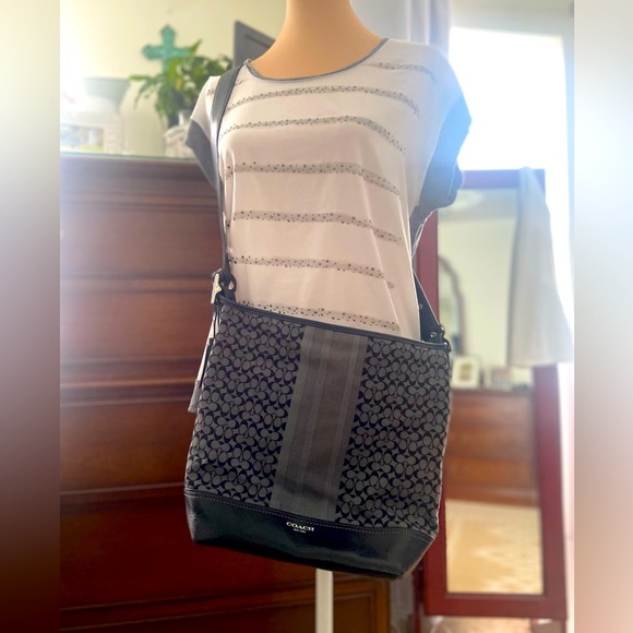 Authentic Coach. Excellent Condition! - Picture 3 of 8